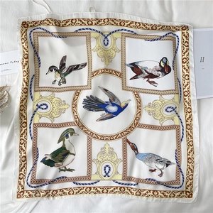 Detail van wilde eenden en krulpatronen op een luxe zijden vierkante sjaal voor dames