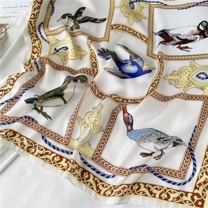 Detail van witte zijden sjaal met wilde eend-prints en gouden barokke decoraties