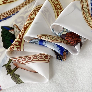 Detail van zijden sjaal met barokke gouden ketting, vintage bloemen en vogelprint