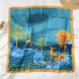 Detail van groenblauwe zijden vierkante sjaal met gouden rendieren en natuurpatronen