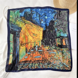 Detail van een zijden sjaal met Van Gogh's Caféterras bij nacht print en satijnen textuur