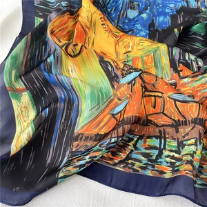 Detailopname van artistieke zijden sjaal met olieverfschilderij en blauwe rand