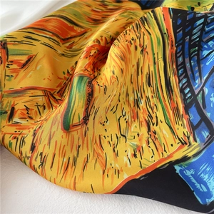 Detailopname van Van Gogh zonnebloem zijden sjaal met focus op textuur en artistieke print