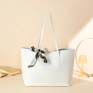 Weiße Shopper-Tasche mit Litschimuster und dekorativem floralem Seidenschal am Griff