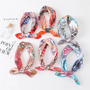 Ensemble élégant de six foulards en soie aux motifs variés et couleurs vives