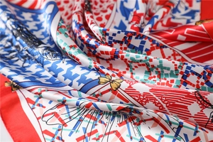 Vue macro du tissu de foulard en soie montrant des motifs pied-de-poule colorés