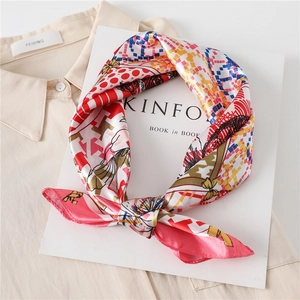 Foulard en soie coloré à motifs géométriques, papillons et tigres sur chemise beige