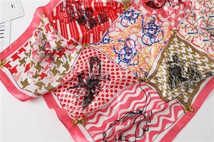 Gros plan d'un foulard en soie avec motif pied-de-poule, lignes ondulées et satin brillant