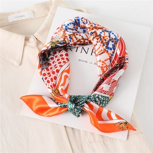 Foulard en soie imprimé moderne avec motifs géométriques sur magazine et chemise