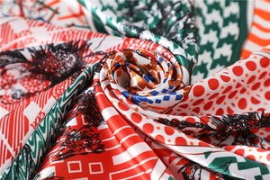 Vue détaillée d'un foulard en soie avec pied-de-poule, pois et motifs d'abeilles
