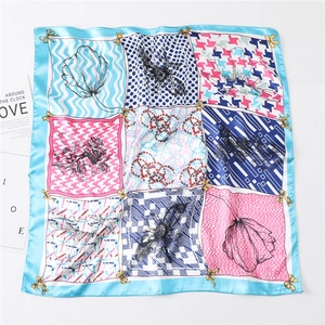 Carré de soie avec bordure bleue présentant un patchwork pied-de-poule et floral
