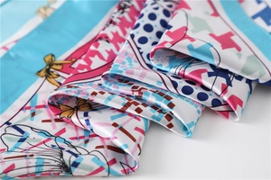 Gros plan d'un foulard en soie avec imprimés pied-de-poule et pois sur satin doux