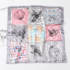 Détails de l'imprimé floral et pied-de-poule sur un foulard carré en soie chic