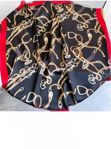 Detail eines Seidentuchs mit Goldkettenmuster, rotem Rand und glatter Satinstruktur
