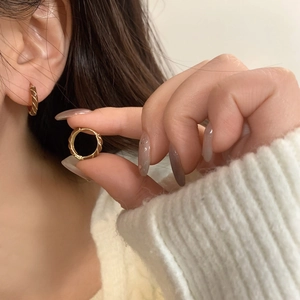Créoles dorées torsadées portées, design minimaliste en spirale pour femmes