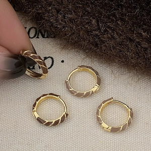 Boucles D'oreilles Créoles Torsadées Vintage Avec Tige En Cuivre Émail Goutte D'huile Marron Plaqué Or Bijoux Rétro Femmes