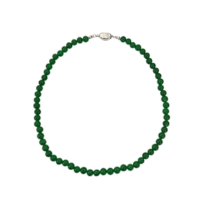 Collier minimaliste en perles vert émeraude avec fermoir coeur en argent sur fond blanc
