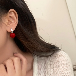 Elegante Silberohrringe mit funkelnden Zirkonia und einem großen roten Perlenanhänger