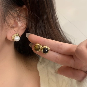 Boucles d'oreilles carrées dorées martelées avec perle noire et œil de tigre