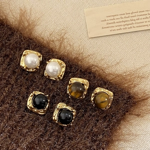 Lot de boucles d'oreilles carrées dorées avec perles, billes noires et œil de tigre