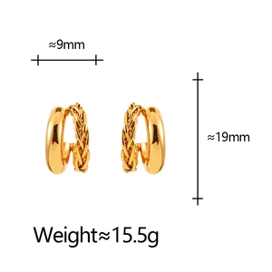 Vue détaillée des boucles d'oreilles dorées double couche avec textures lisses et tressées