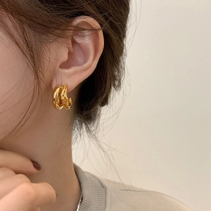 Boucles d'oreilles créoles dorées à double couche avec design lisse et torsadé pour femmes