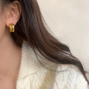 Boucles d'oreilles créoles dorées doubles avec texture tressée et finition polie