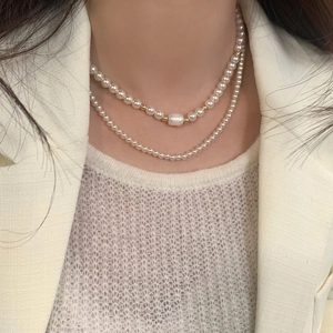 Collier double rang en perles d'eau douce avec perle baroque et perles dorées