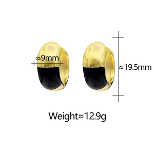 Détail macro de boucles d'oreilles émail or et noir avec dimensions et poids précis