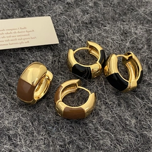 Boucles d'oreilles créoles émaillées café et noir avec finition en métal doré