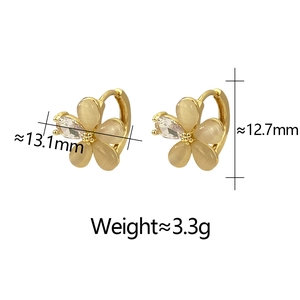 Vue détaillée des boucles d'oreilles fleurs en pierre œil-de-chat de 13,1x12,7 mm