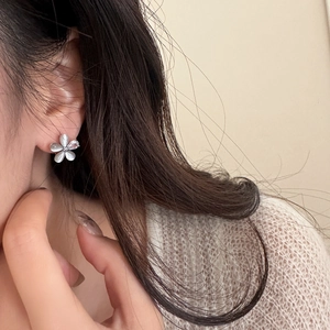 Boucles d'oreilles fleurs en pierre oeil de chat élégantes avec centre en zircone brillant
