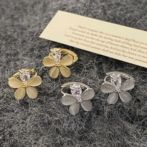Boucles d'oreilles créoles fleurs en pierre œil de chat et zircons dorées et argentées