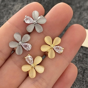Boucles d'oreilles fleur en pierre œil de chat et zircon micro-incrusté en or et argent