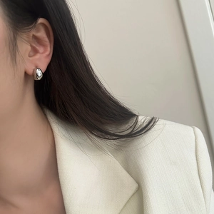 Boucles d'oreilles minimalistes en argent en forme de goutte avec fini miroir poli