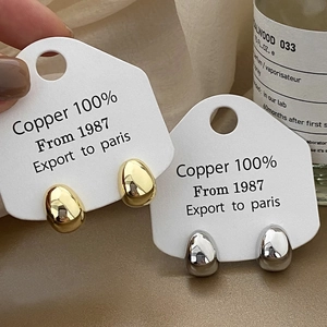 Boucles d'oreilles gouttes minimalistes en cuivre doré et argenté sur présentoir