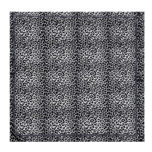 Carré de soie classique à motif léopard pour femme avec bordure grise, vue à plat