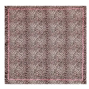 Carré en soie à imprimé léopard rose et noir avec bordure rose unie vue à plat