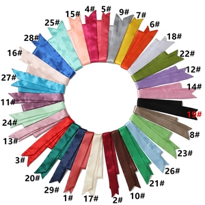 Dettaglio di 29 colori di sciarpe sottili in raso di seta con punte a coda di rondine
