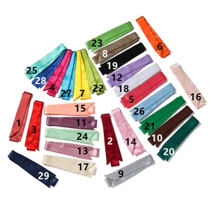 Selezione di foulard stretti in raso in 29 colori per capelli, borse e collo