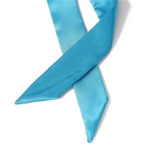 Elegante foulard stretto in raso blu brillante per capelli e borse con finitura lucida