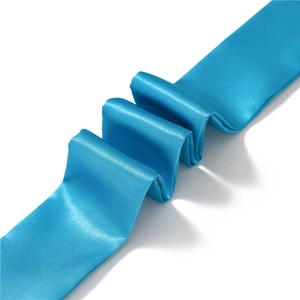Elegante sciarpa sottile in raso blu brillante da donna in tessuto effetto seta