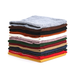 Détail de cache-cols en maille côtelée empilés en treize couleurs assorties