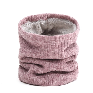 Détail du tour de cou en tricot rose avec doublure épaisse en polaire grise pour hiver