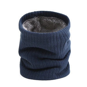 Détail du cache-col en tricot bleu marine avec doublure épaisse en polaire grise d'hiver