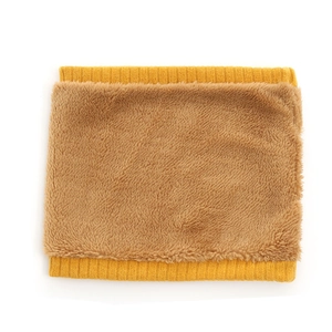 Détail du tour de cou tricoté avec bords jaunes et texture en fausse fourrure brune