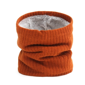 Détail d'un tour de cou en grosse maille avec extérieur orange et doublure en polaire chaude