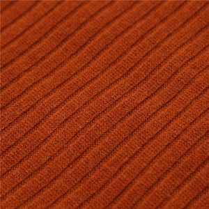 Vue détaillée de la texture de maille côtelée caramel et des fibres de laine douces