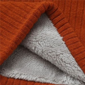 Détail du tricot côtelé orange avec doublure en polaire grise douce pour l'hiver