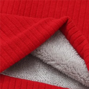 Détail du tricot côtelé rouge avec doublure épaisse en polaire grise pour chaleur